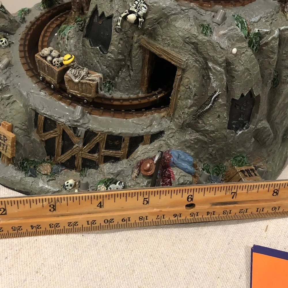 2006 LEMAX Spooky Town Dead Man's Mine Halloween Village Lights Music Pls Read